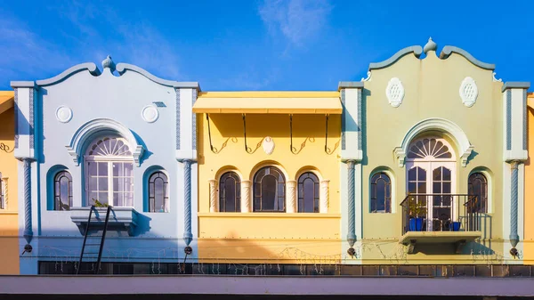 Fila Coloridos Edificios Pastel Construidos Estilo Misión Española New Regent —  Fotos de Stock