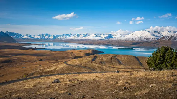 Das Türkisfarbene Wasser Des Tekapo Sees Spiegelt Die Umliegenden Schneebedeckten — Stockfoto