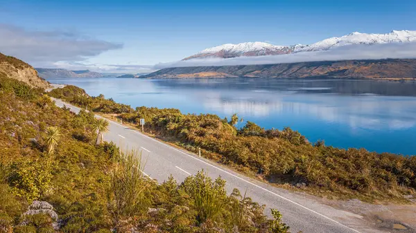 ワナカ湖と南島 ニュージーランドの西岸に沿って走る道路の素晴らしい景色 — ストック写真