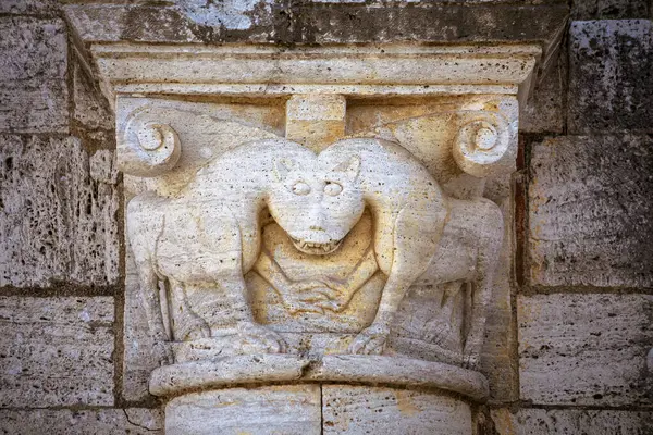 Capital Conjoined Animals Facade Sant Antimo Abbey Tuscany Italy — Stock Photo, Image