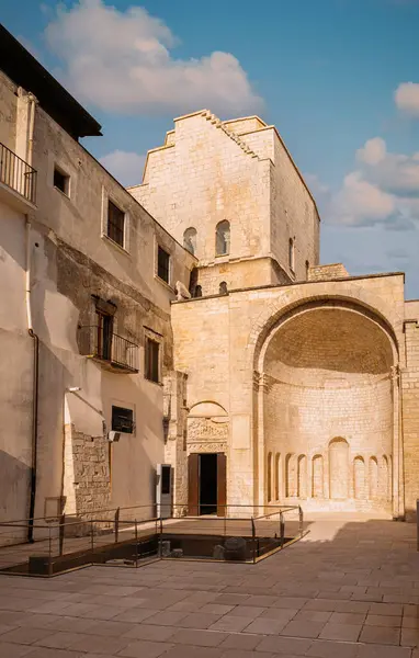 Tumba 'daki San Giovanni Baptistery, Monte Sant' Angelo, Foggia, İtalya