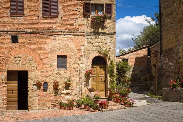 Smukke Middelalderlige Huse Prydet Med Blomster Montichiello Italien - Stock-foto