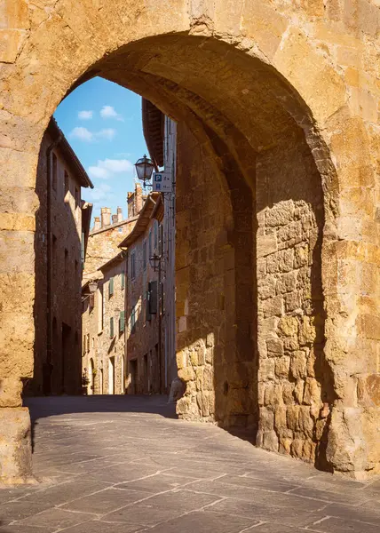 Veduta Vicolo Medievale Attraverso Porta Delle Mura San Quirico Orcia — Foto Stock