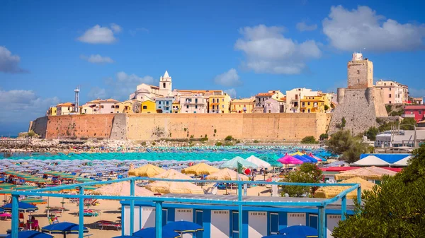 Panoramautsikt Över Den Gamla Staden Termoli Med Strandparasoller Färgglada Hus — Stockfoto