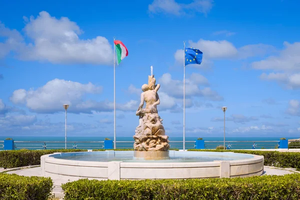 Fontein Van Antonio Square Tegenover Adriatische Zee Vlaggen Van Italië — Stockfoto