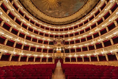San Carlo Tiyatrosu 'nun (Teatro di San Carlo) ortasında kraliyet kürsüsü, Napoli, İtalya.