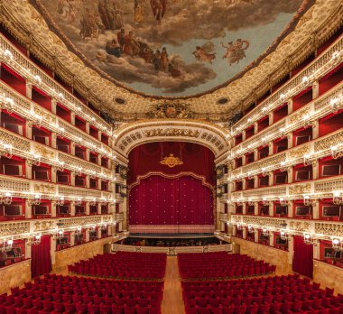 San Carlo Tiyatrosu (Teatro di San Carlo), Napoli, İtalya. 1737 'de açıldı, en eski tiyatrodur..