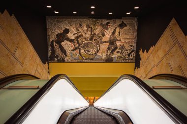 Toledo, Napoli, İtalya metro istasyonu, Oscar Tusquets Blanca 'nın sanatsal tasarımlarıyla ünlüdür.