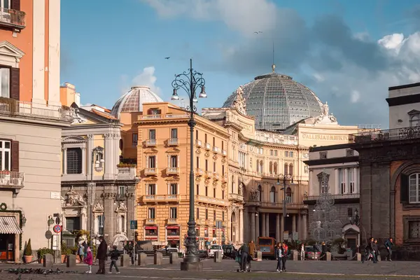 Trento ve Trieste Meydanı manzarası, Napoli, İtalya, San Carlo tiyatrosu ve Umberto I Galerisi kubbesi.