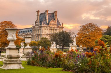Jardin de Tuileries, Paris, Fransa 'dan Louvre Müzesi manzarası