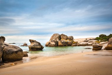Alacakaranlıkta Boulders Sahili. Boulders Sahili granit kayalar arasındaki körfezlerden oluşur. Cape Yarımadası, Güney Afrika