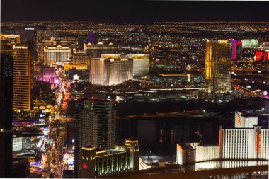 Ünlü Las Vegas Bulvarı (Las Vegas Bulvarı) geceleri. Encore, Treasure Island, Mirage, Caesar 's Palace, Belagio, The Cosmopolitan, Trump gibi Las Vegas' ın göbeğindeki lüks kumarhane tatil beldelerine doğru bakın.