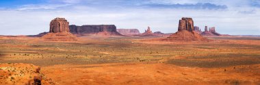 Sanatçı Noktasından Anıt Vadisi 'nin klasik manzarası. Monument Valley Navajo Kabile Parkı, Utah ve Arizona, ABD
