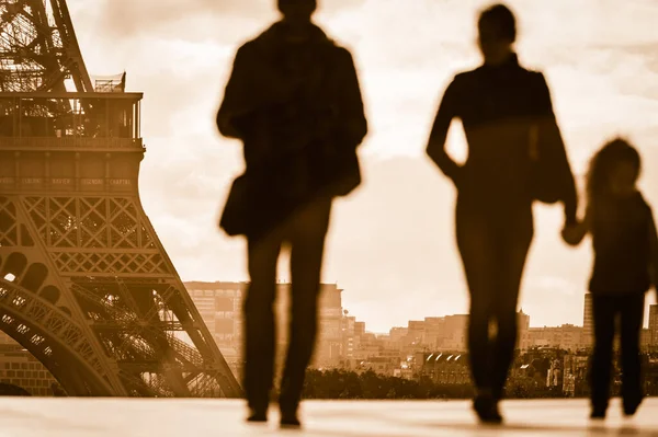 Pohled Rodinu Která Navštíví Eiffelovku Paříž Francie — Stock fotografie