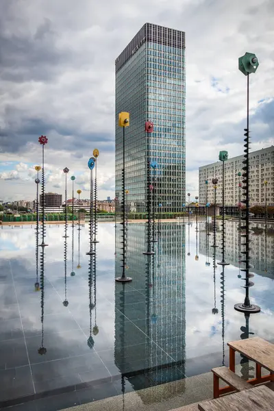 İlk Kule 'nin yansımaları, La Defense, Paris