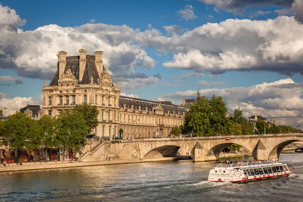 Uitzicht Het Louvre Een Bateau Mouche Kruising Pont Royal — Stockfoto