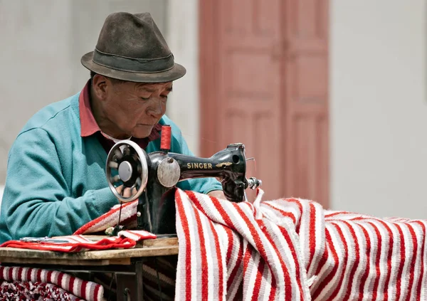 エクアドル セキシリ市場のストリートテーラー 彼の古いシンガーミシンで伝統的なストライプポンチョを作る — ストック写真