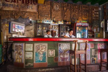 El Cambio, Camaguey, Küba 'nın içi. Bar 1909 yılında Casa de la Suerte (ya da Şans Evi) adıyla açıldı ve ünlü bir takılma yeridir..