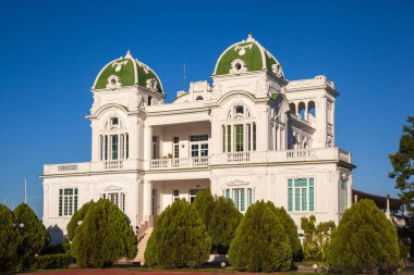 Cienfuegos tenis ve yat kulübü binası ve liman (Club Palace) Punta Gorda, Cienfuegos, Küba yakınlarındaki Malecon 'a bakıyor