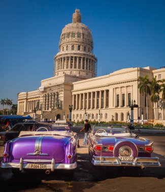 Antika arabalar ve Meclis Binası, Havana, Küba