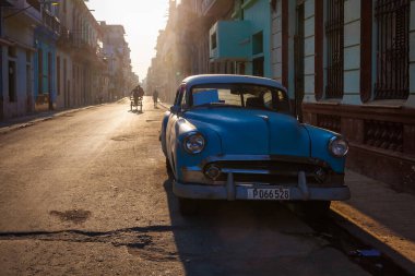 Centro Havana, Küba 'da antika bir araba.