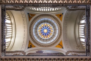 Devrim Müzesi 'ndeki (Müze de la Revolucion) renkli kubbenin içi. Havana, Küba