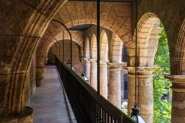 Palacio de los Capitanes 'deki avlu balkonunda generaller, Havana, Küba