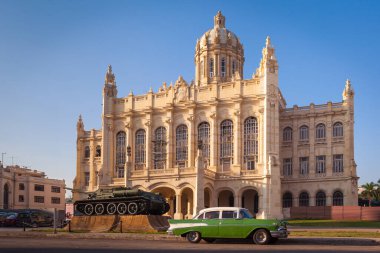 SU-100 Sovyet tank destroyeri ve 50 'lerin arabası ile devrim müzesi Havana, Küba' da park halindeydi.