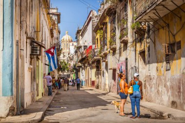 Pejmürde Küba bayrağı ve Devrim Müzesi Kubbesi, Eski Havana, Küba