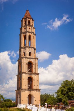 Manaca Iznaga Kulesi, Valley de los Ingenios, Sancti Spiritus, Küba 'da. Kule şeker kamışı tarlalarında ve değirmenlerde çalışan köleleri kontrol etmek için inşa edildi.