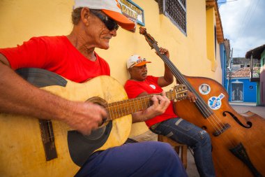 Küba, Santiago 'da Bacardi Müzesi' nin önünde gitar ve çift basçı çalıyor.