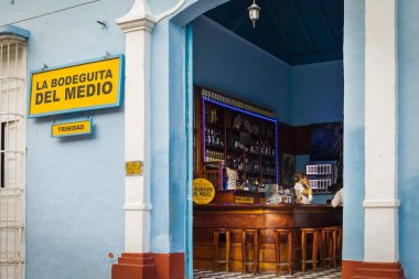 Ünlü La Bodeguita Del Medio restoranı ve Trinidad, Küba 'da koloni tarzı bir binada yer alan bar..