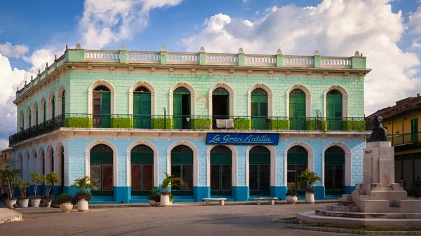 古巴卡马圭Maceo广场的大安的列斯群岛 它建于20世纪初 受到折衷主义风格的影响 楼下有一家商店 楼上有公寓 — 图库照片