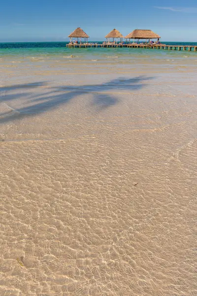 Mar Esmeralda Areia Branca Cais Cienfuegos Cuba — Fotografia de Stock