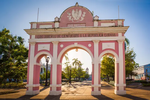 シエンフエーゴス キューバ マルティ公園での勝利のアーチ アーチはのキューバの独立の記念碑です — ストック写真