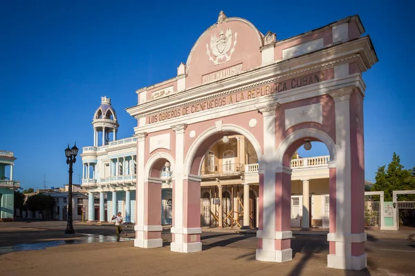 Jose Marti Park, Cienfuegos, Küba 'daki Zafer Kemeri ve Casa de la Cultura. Kemer, Küba 'nın bağımsızlığının bir anıtı..
