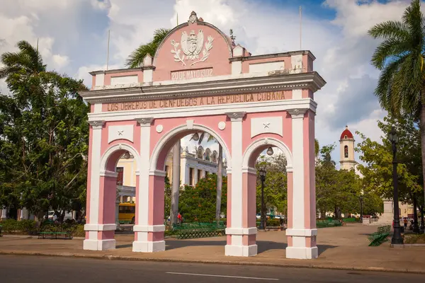 位于古巴西恩富戈斯市中心的荷西 马尔蒂公园 凯旋拱门 托马斯 特里剧场和神圣使命大教堂 — 图库照片