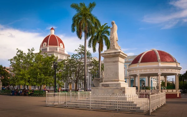 Jose Marti公园与古巴Cienfuegos Jose Marti雕像的景观 — 图库照片