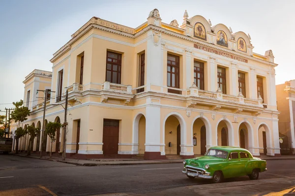 古巴西恩富戈斯市中心托马斯特里剧院前的一辆老式汽车 西恩富戈斯的历史中心是联合国教科文组织的世界遗产 — 图库照片