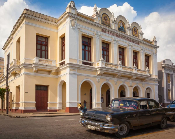 位于古巴西恩富戈斯历史城区中心的托马斯特里剧院 西恩富戈斯的历史中心是联合国教科文组织的世界遗产 — 图库照片