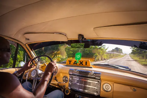 タクシーとして機能する古典的なアメリカ車の内部 タクシーは キューバのサンティアゴ キューバ周辺の国を渡ってエル クーラに向かっています — ストック写真