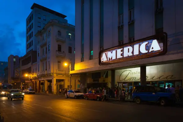 アメリカ シアター アット ダスク セントロハバナ キューバ — ストック写真