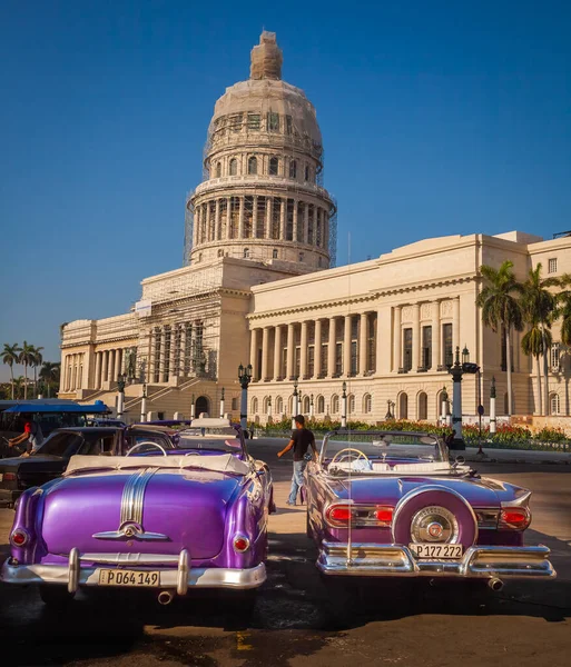 Vintage Αυτοκίνητα Και Καπιτώλιο Αβάνα Κούβα — Φωτογραφία Αρχείου