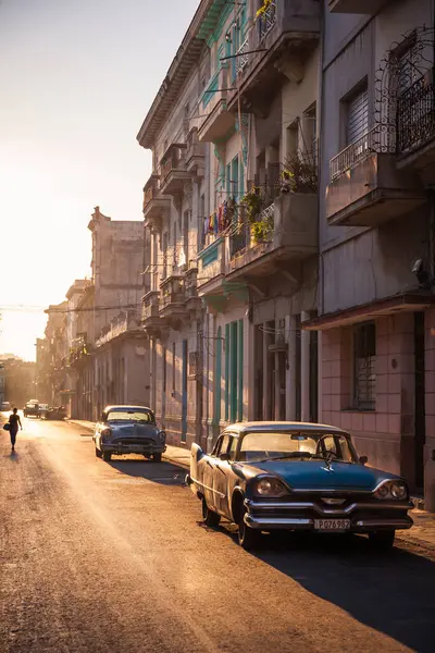 Vintage Αυτοκίνητα Και Αποικιακά Κτίρια Στο Centro Havana Αβάνα Κούβα — Φωτογραφία Αρχείου