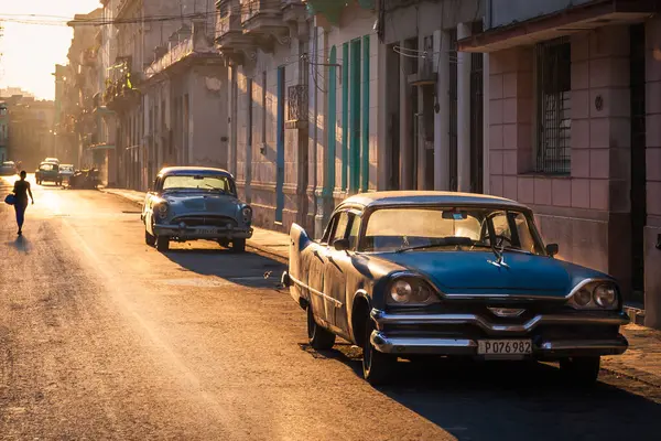 Старовинні Автомобілі Колоніальні Будівлі Центрі Гавани Гавана Куба — стокове фото