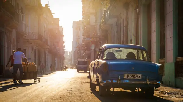 古巴哈瓦那市中心上午的街道场景 — 图库照片