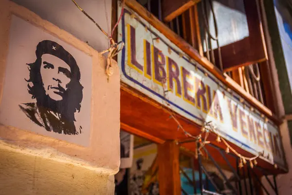 Che Guevara在古巴哈瓦那旧城书店旁的古典风格 — 图库照片