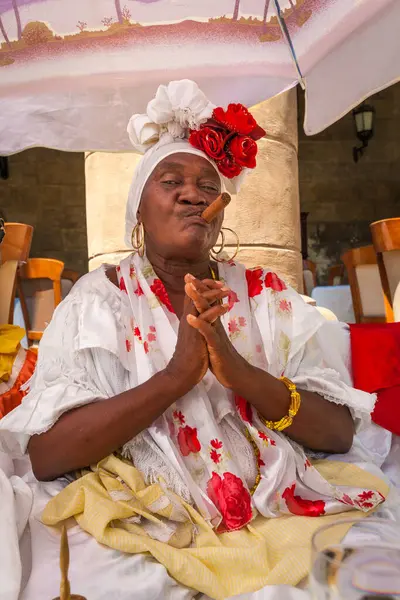 Kubańska Kobieta Cygarem Sukienką Santera Old Havana Kuba — Zdjęcie stockowe