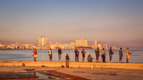 Kubánci Rybaří Maleconu Při Východu Slunce Havana Kuba — Stock fotografie