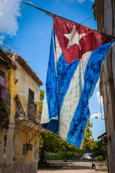 Grungy Kubańska Flaga Machająca Ulicy Starej Hawany Rozpadającymi Się Budynkami — Zdjęcie stockowe